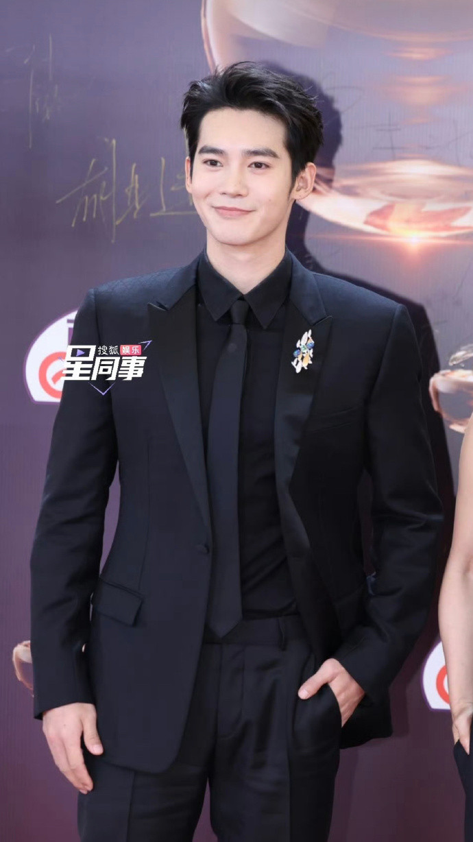 Vu Thích khoe visual cực bén trong âu phục tối màu, cài áo của Chaumet.