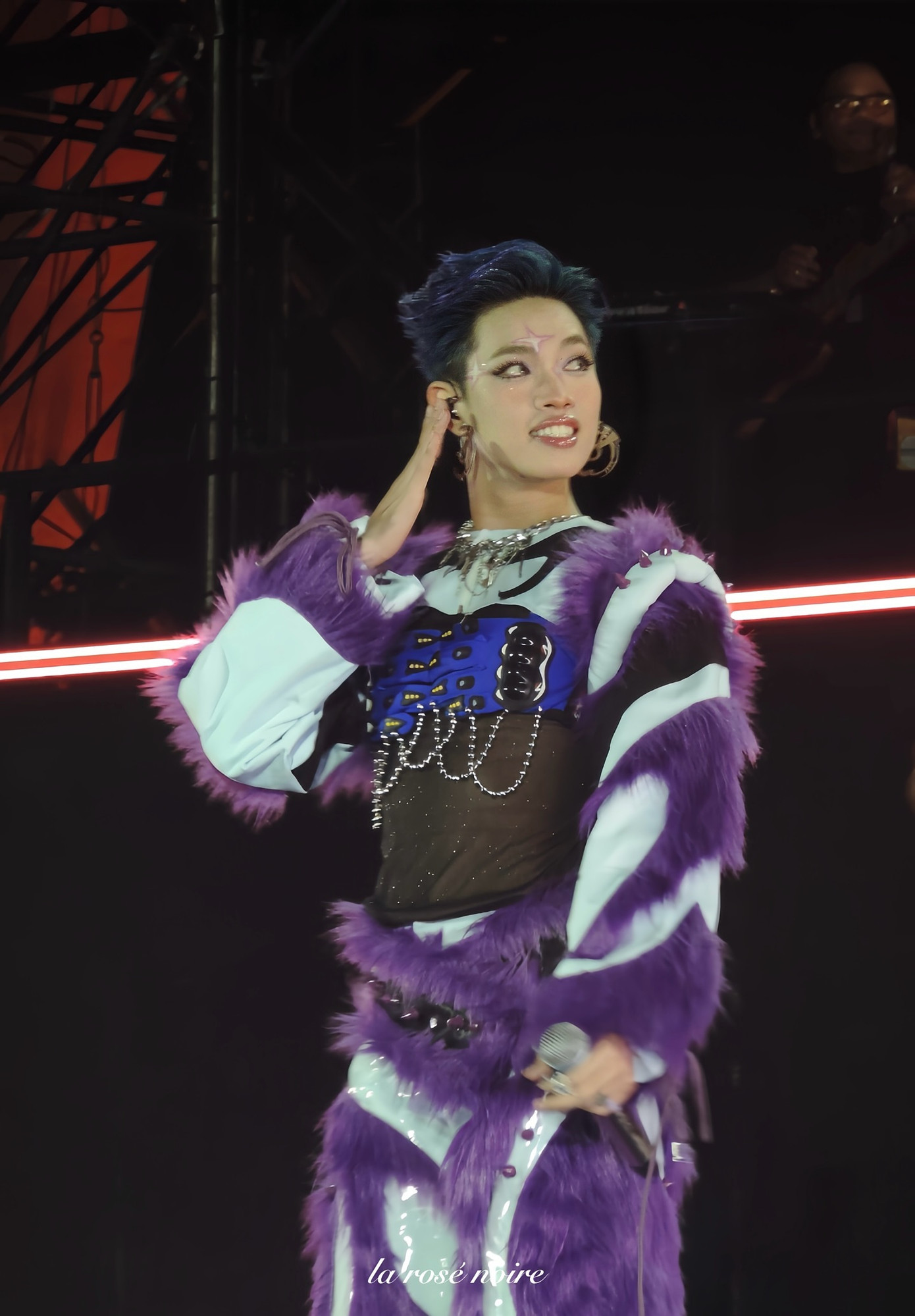 Người hâm mộ ví set diễn của Pháp Kiều trông như sân khấu Victoria's Secret. Người hâm mộ ví set diễn của Pháp Kiều trông như sân khấu Victoria's Secret.