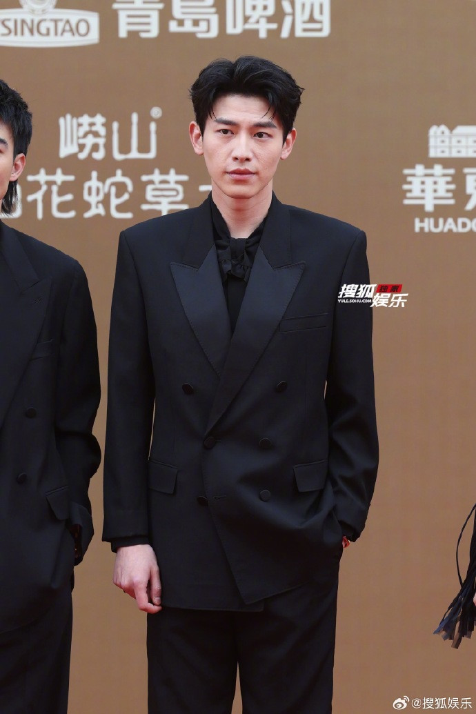 Tân Vân Lai - nam chính Quý Nữ điển trai trong thiết kế thuộc BST Xuân Hè 2025 dành cho nam của Saint Laurent.