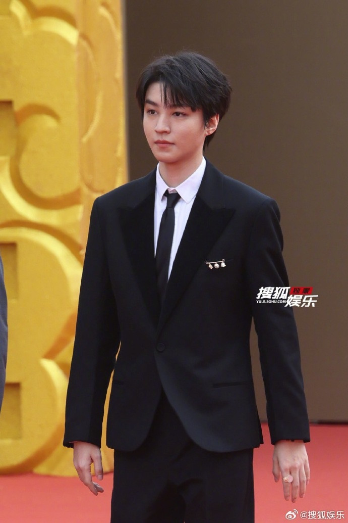 Vương Tuấn Khải có bản phối "kiểu mẫu" với suit đen từ BST Xuân Hè 2024 của Dior, giày da đế đỏ Christian Louboutin.