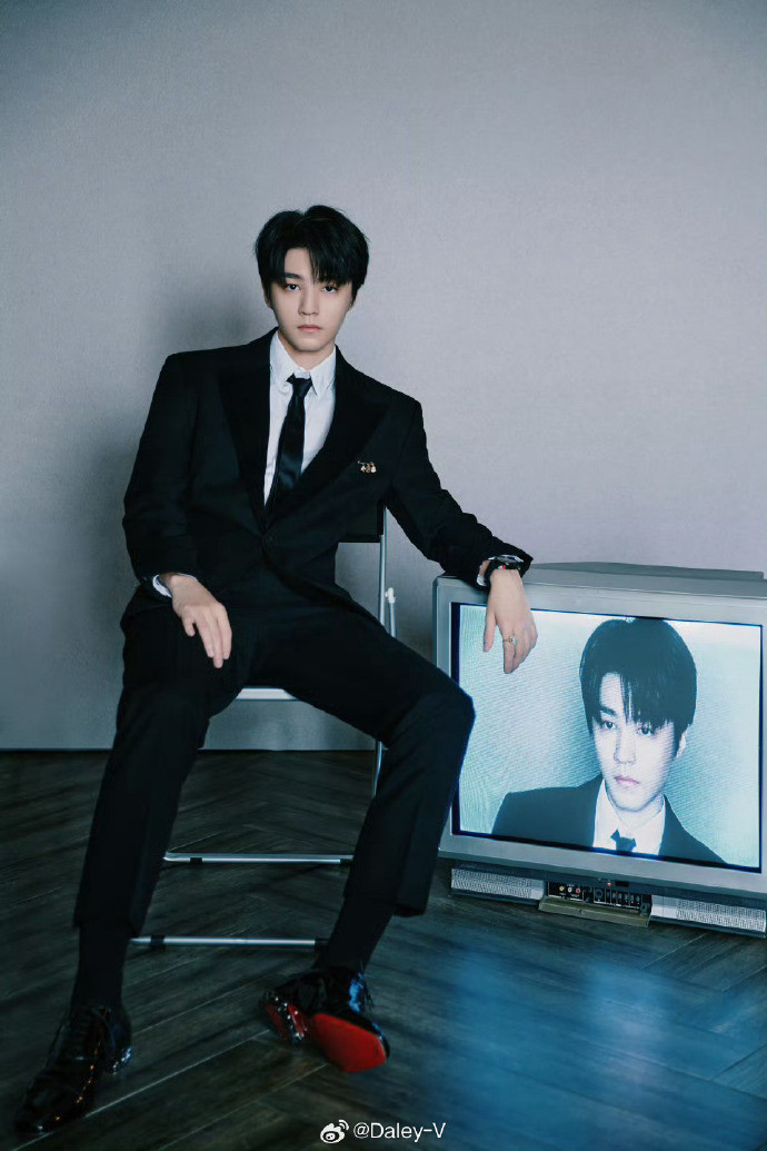 Vương Tuấn Khải có bản phối "kiểu mẫu" với suit đen từ BST Xuân Hè 2024 của Dior, giày da đế đỏ Christian Louboutin.