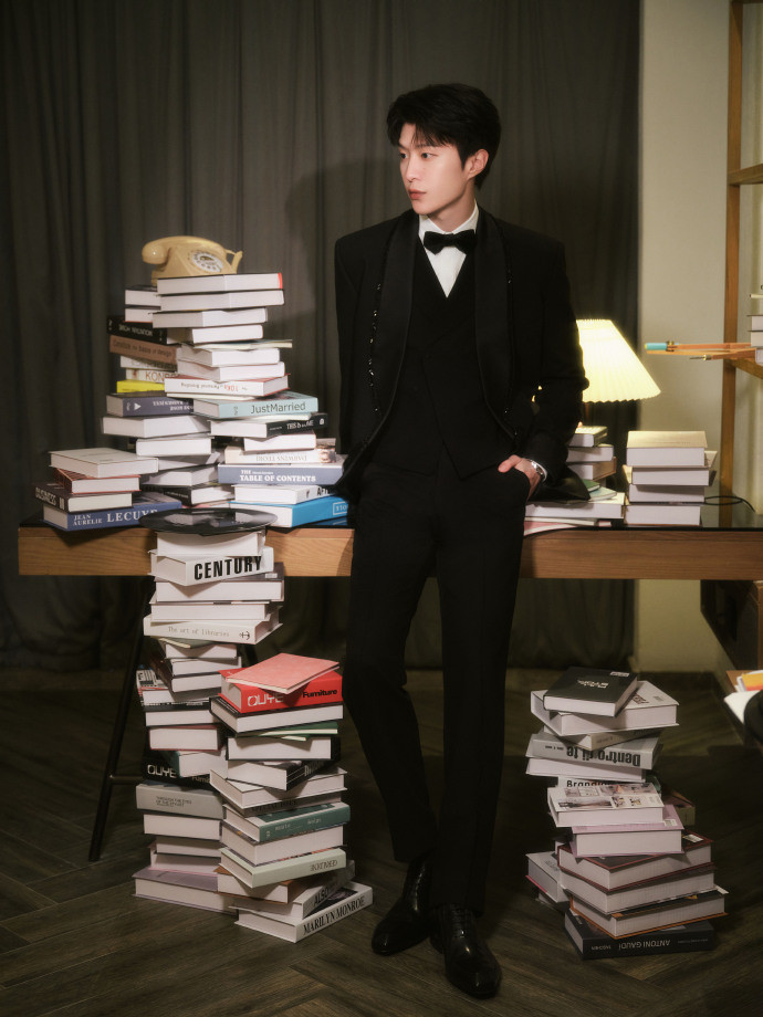 Phạm Thừa Thừa mặc tuxedo trang trọng, có phần viền áo, nắp túi đính kết hạt cườm, là thiết kế riêng của thương hiệu WJ.CHRISMAN.