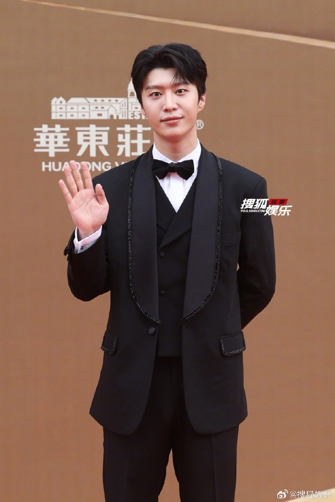 Phạm Thừa Thừa mặc tuxedo trang trọng, có phần viền áo, nắp túi đính kết hạt cườm, là thiết kế riêng của thương hiệu WJ.CHRISMAN.