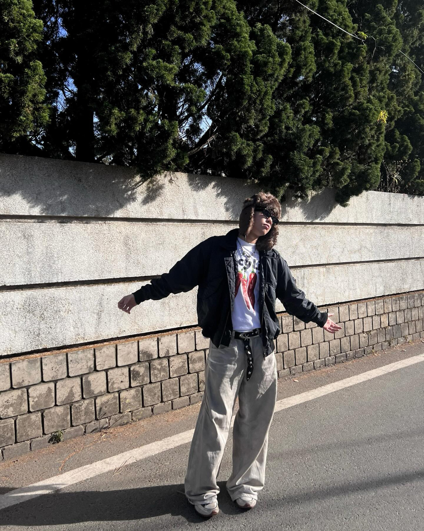 Ngoài đời, nam tân binh sinh năm 2004 chuộng phong cách ăn mặc street style theo hơi hướng bụi bặm, cá tính. Ngoài đời, nam tân binh sinh năm 2004 chuộng phong cách ăn mặc street style theo hơi hướng bụi bặm, cá tính.