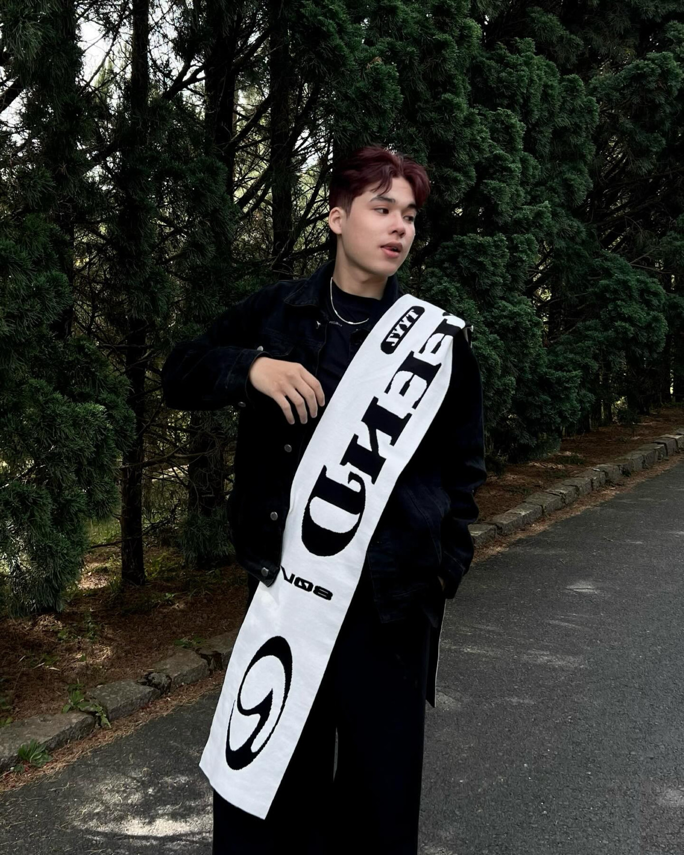 Ngoài đời, nam tân binh sinh năm 2004 chuộng phong cách ăn mặc street style theo hơi hướng bụi bặm, cá tính. Ngoài đời, nam tân binh sinh năm 2004 chuộng phong cách ăn mặc street style theo hơi hướng bụi bặm, cá tính.