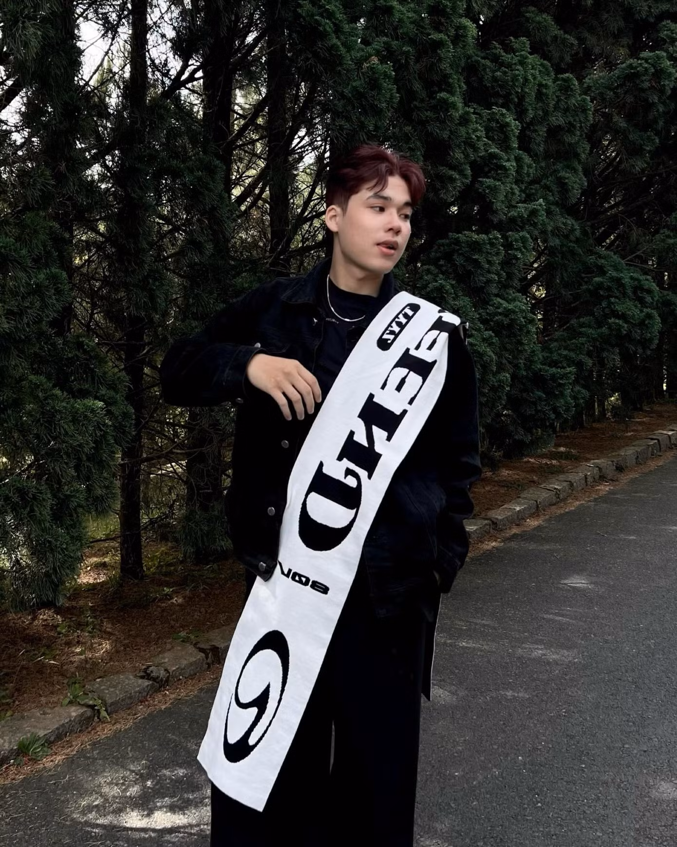 Ngoài đời, nam tân binh sinh năm 2004 chuộng phong cách ăn mặc street style theo hơi hướng bụi bặm, cá tính.