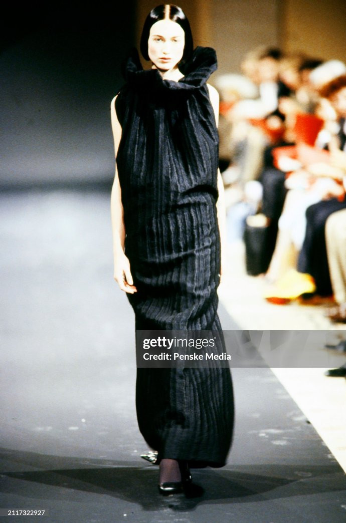 Angelababy làm mới thành công thiết kế kinh điển của Viktor &amp; Rolf.