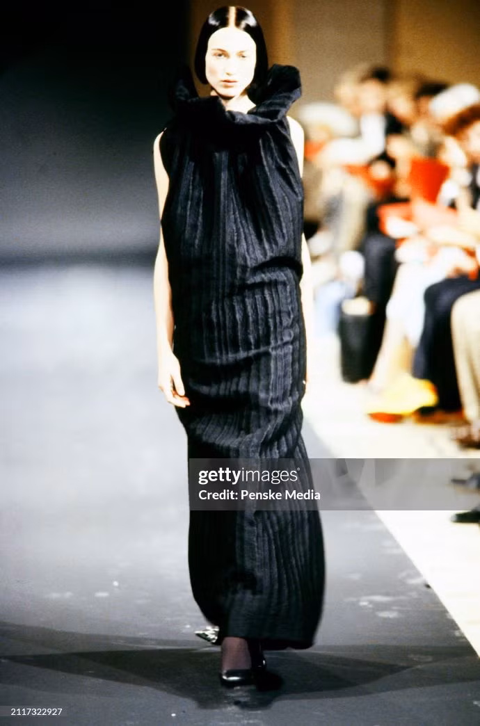 Angelababy làm mới thành công thiết kế kinh điển của Viktor &amp; Rolf.