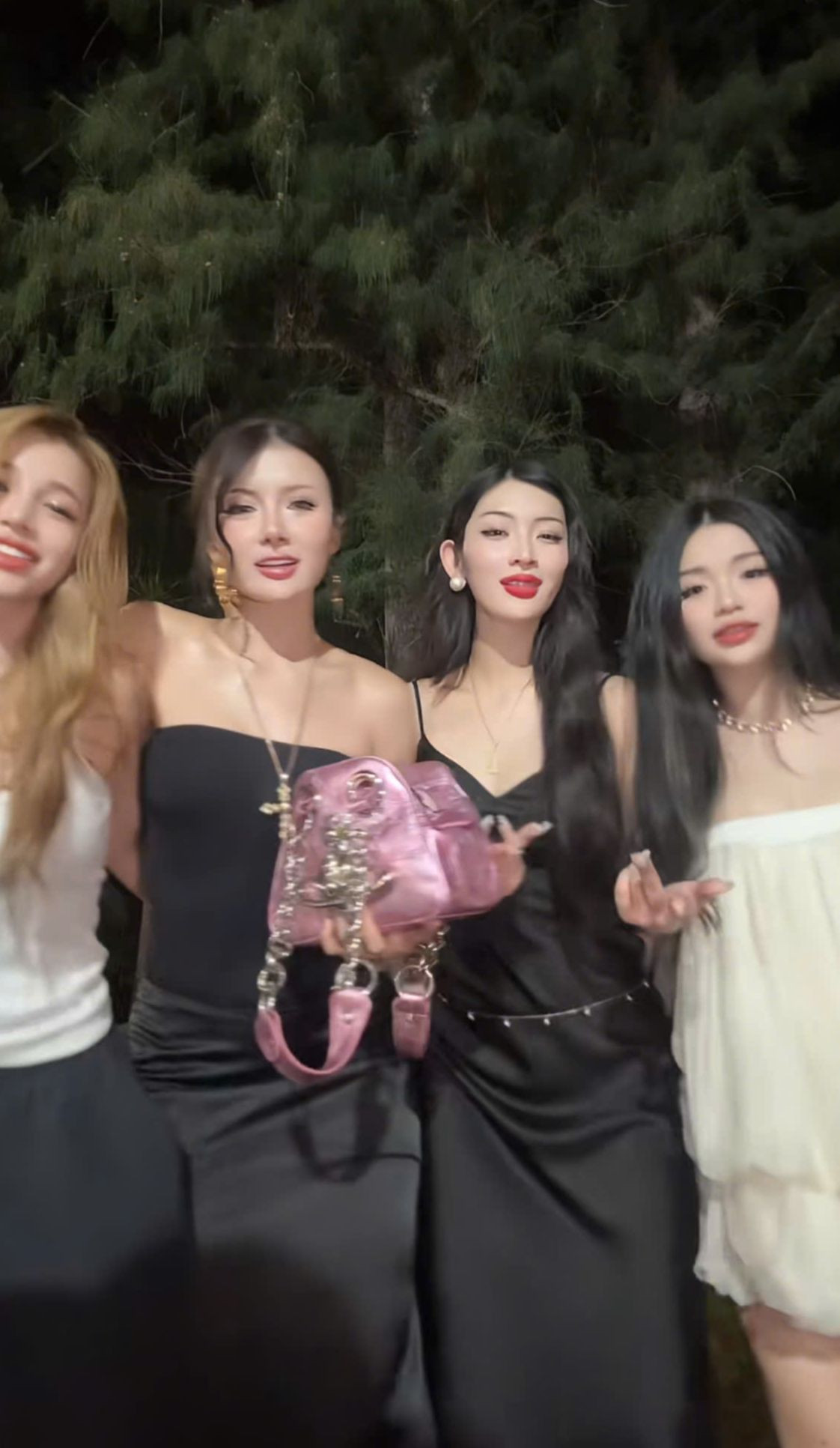 MC Quyền Linh, Diệp Lâm Anh, TikToker Xuân Ca và nhiều người dùng mạng có các video "bắt trend", góp phần lan tỏa hiệu ứng "F4 Vũng Tàu". MC Quyền Linh, Diệp Lâm Anh, TikToker Xuân Ca và nhiều người dùng mạng có các video "bắt trend", góp phần lan tỏa hiệu ứng "F4 Vũng Tàu".