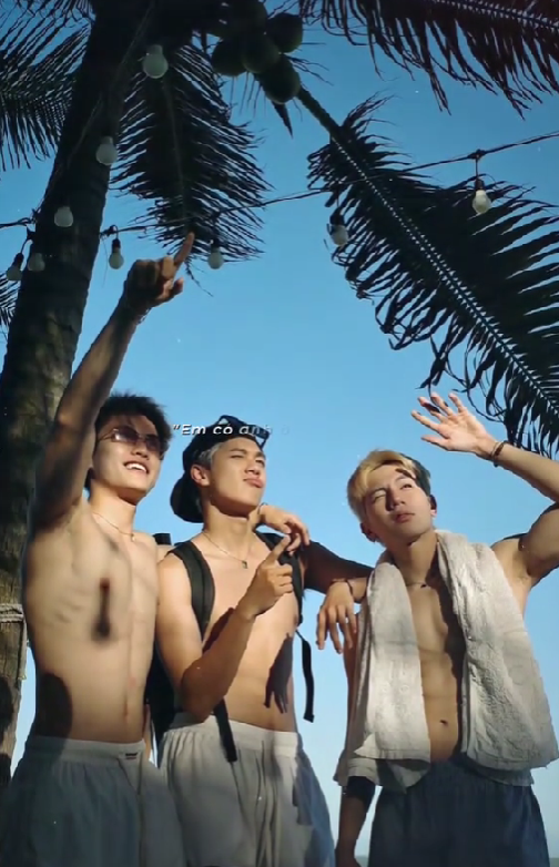 Cư dân mạng càng "đổ" thêm khi biết "F4 Vũng Tàu" đều sở hữu cơ bụng "múi sầu riêng". Cư dân mạng càng "đổ" thêm khi biết "F4 Vũng Tàu" đều sở hữu cơ bụng "múi sầu riêng".