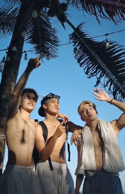 Cư dân mạng càng "đổ" thêm khi biết "F4 Vũng Tàu" đều sở hữu cơ bụng "múi sầu riêng".