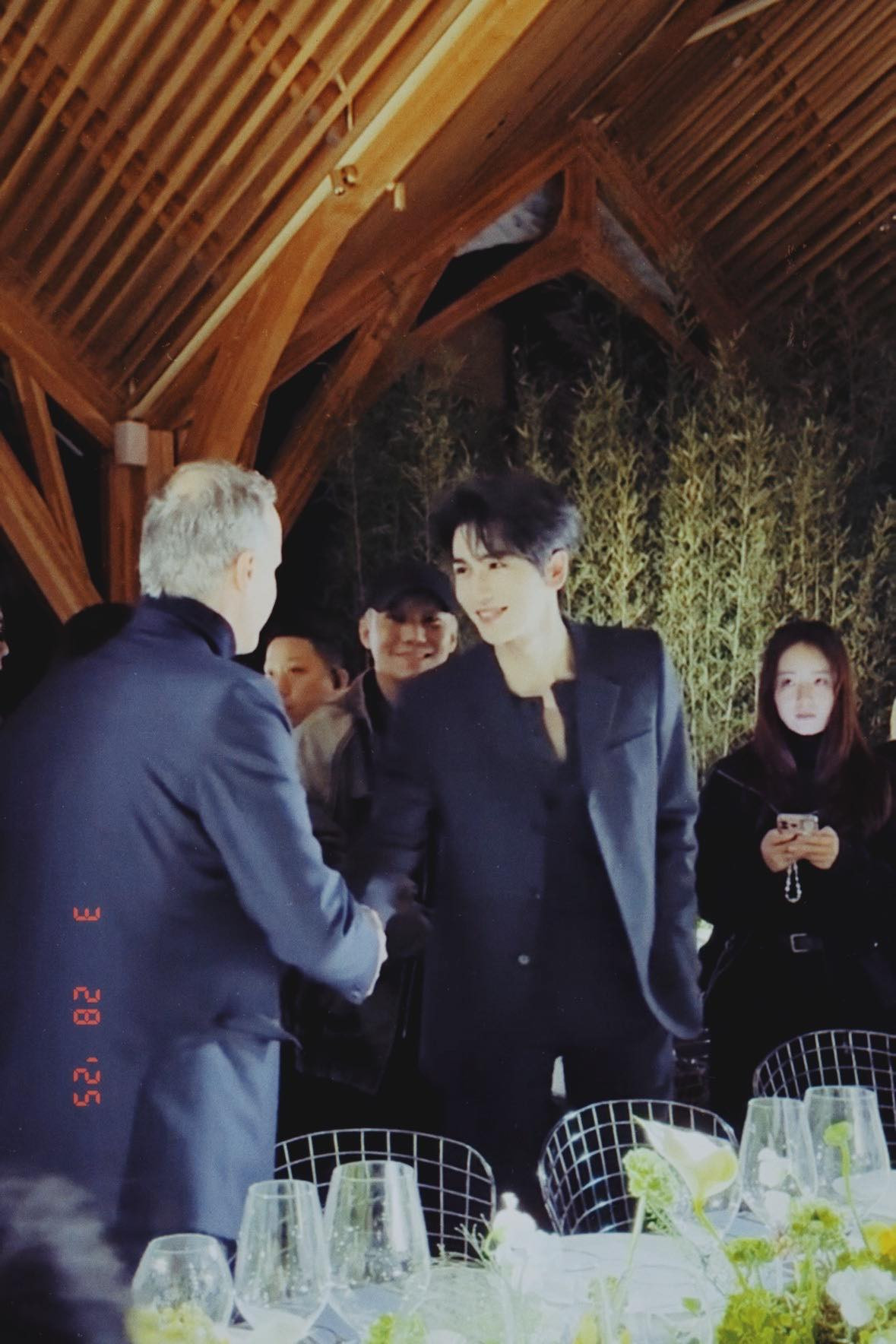 Phong thái đĩnh đạc, chuyên nghiệp của nam đại sứ Trương Lăng Hách trong các hoạt động ngoại giao được đánh giá cao.