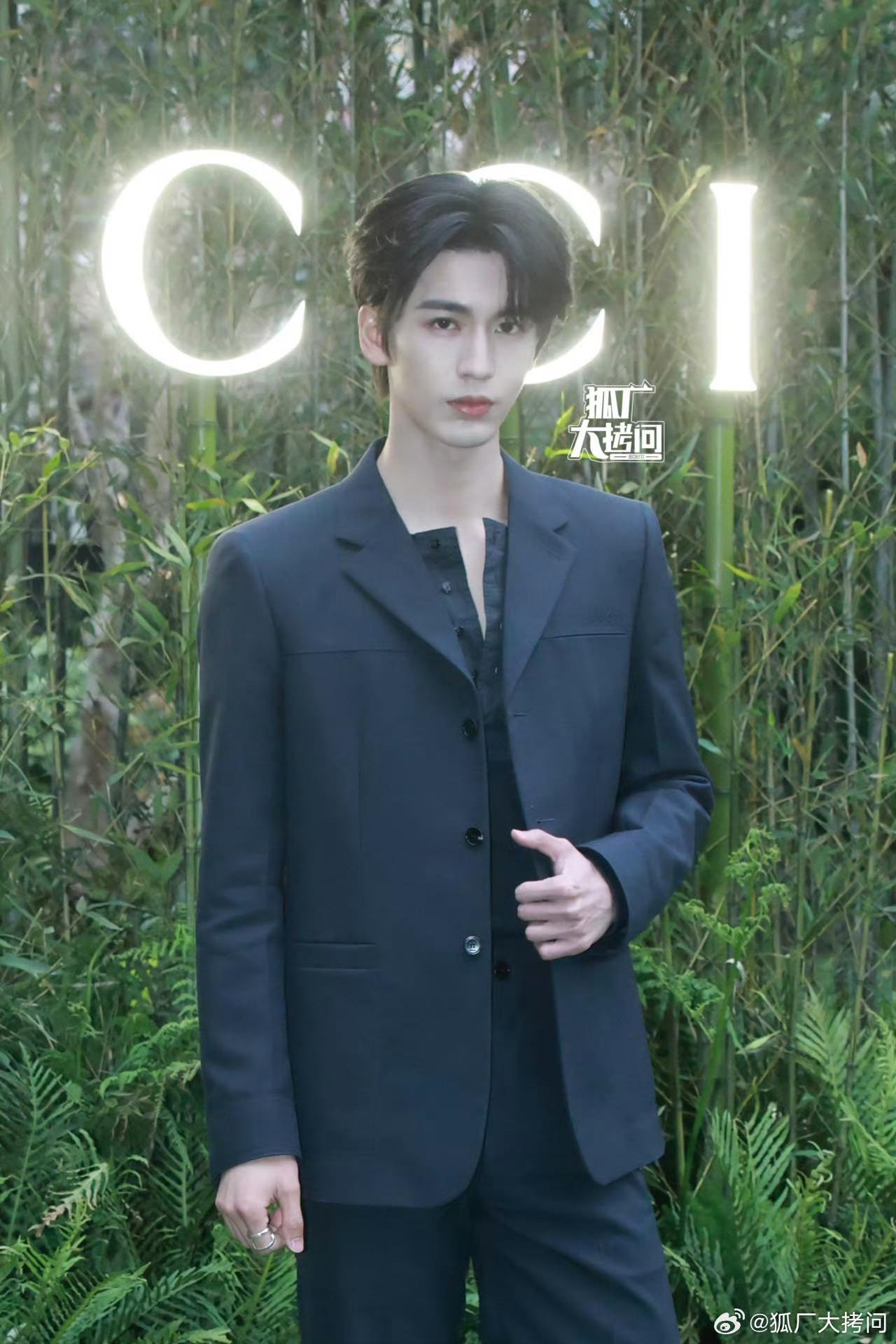 Visual sáng bừng, không tì vết của Trương Lăng Hách trong hình ảnh chưa chỉnh sửa là chủ đề gây sốt trên mạng xã hội.