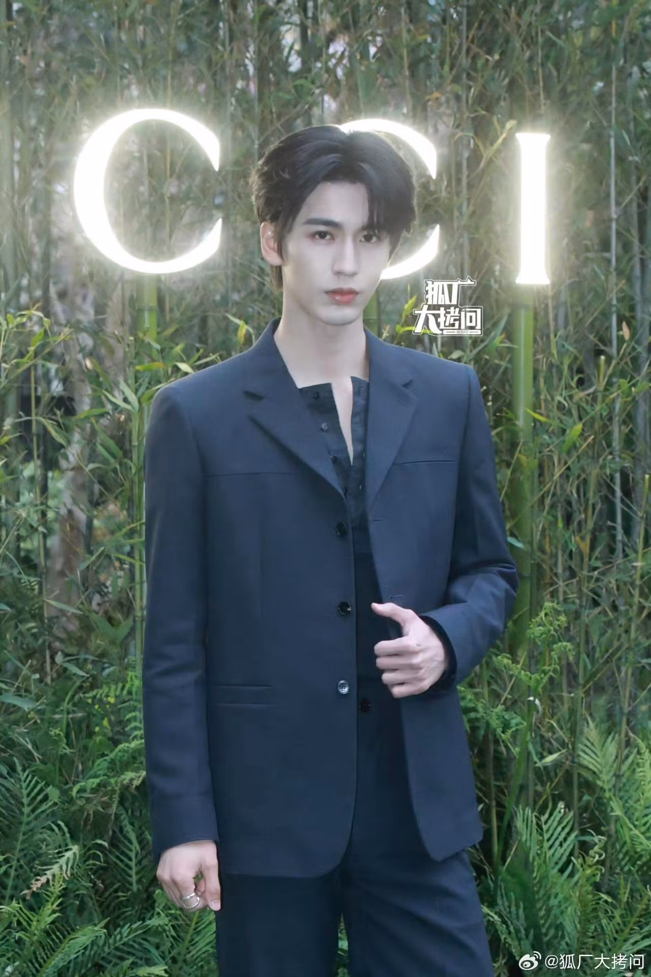 Visual sáng bừng, không tì vết của Trương Lăng Hách trong hình ảnh chưa chỉnh sửa là chủ đề gây sốt trên mạng xã hội. Visual sáng bừng, không tì vết của Trương Lăng Hách trong hình ảnh chưa chỉnh sửa là chủ đề gây sốt trên mạng xã hội.