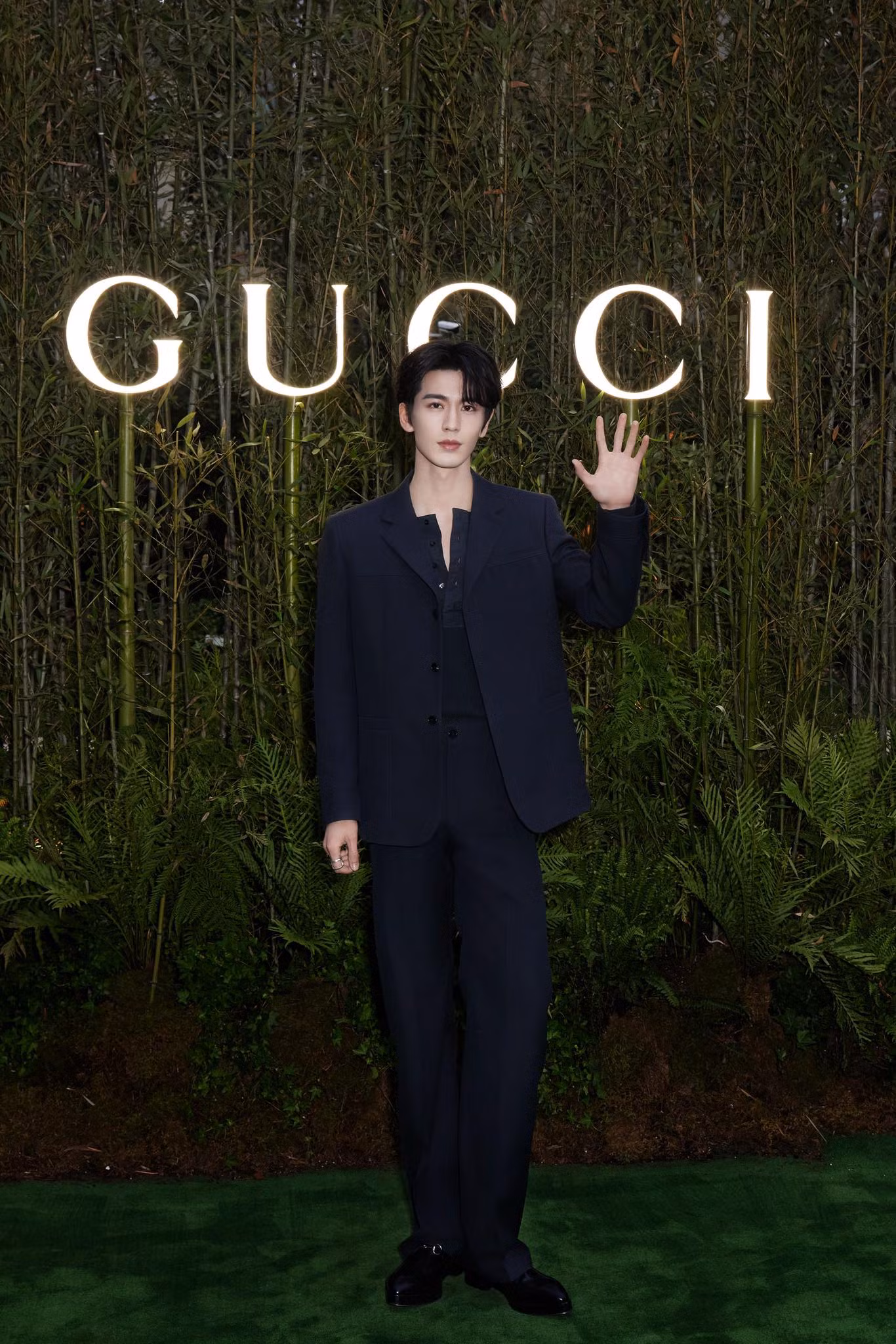 Visual sáng bừng, không tì vết của Trương Lăng Hách trong hình ảnh chưa chỉnh sửa là chủ đề gây sốt trên mạng xã hội. Visual sáng bừng, không tì vết của Trương Lăng Hách trong hình ảnh chưa chỉnh sửa là chủ đề gây sốt trên mạng xã hội.