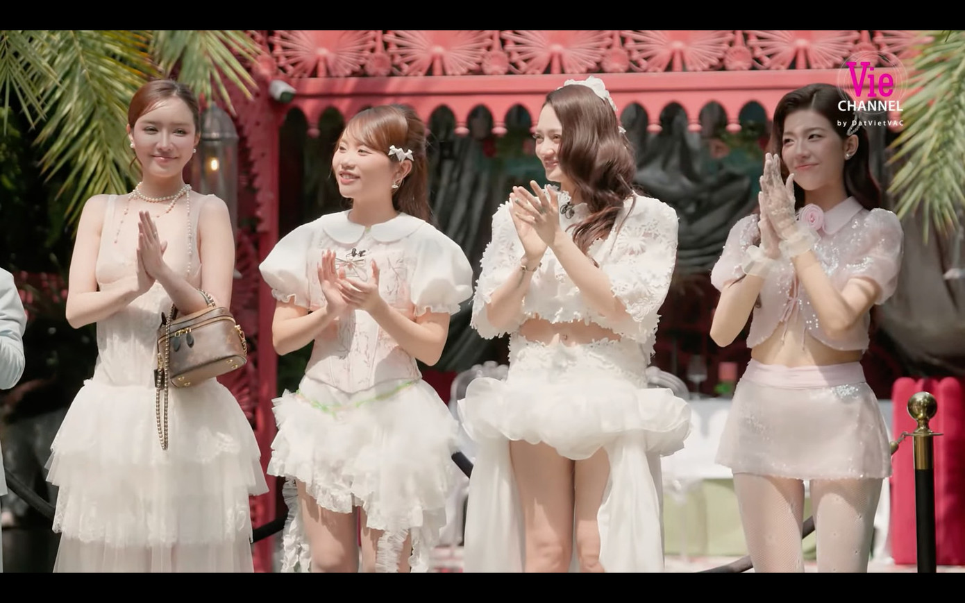 Những khung hình &quot;gấp ba, gấp bốn&quot; visual của các &quot;em xinh&quot; hút thảo luận trên mạng xã hội.