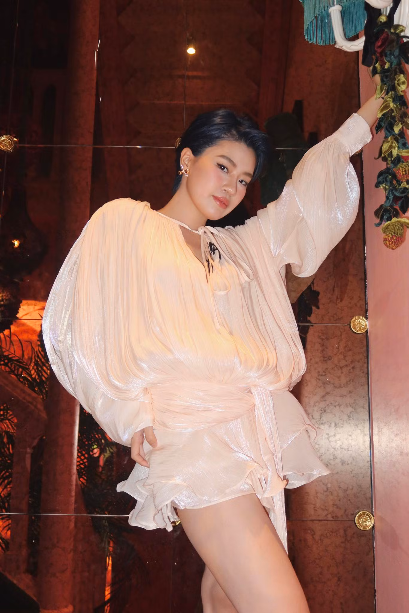 Hình ảnh "bánh bèo" hiếm thấy của Pháo trong Em Xinh "Say Hi". Nữ rapper mặc thiết kế đầm hạ eo "bán chạy" của thương hiệu nội địa OnOn MADE.