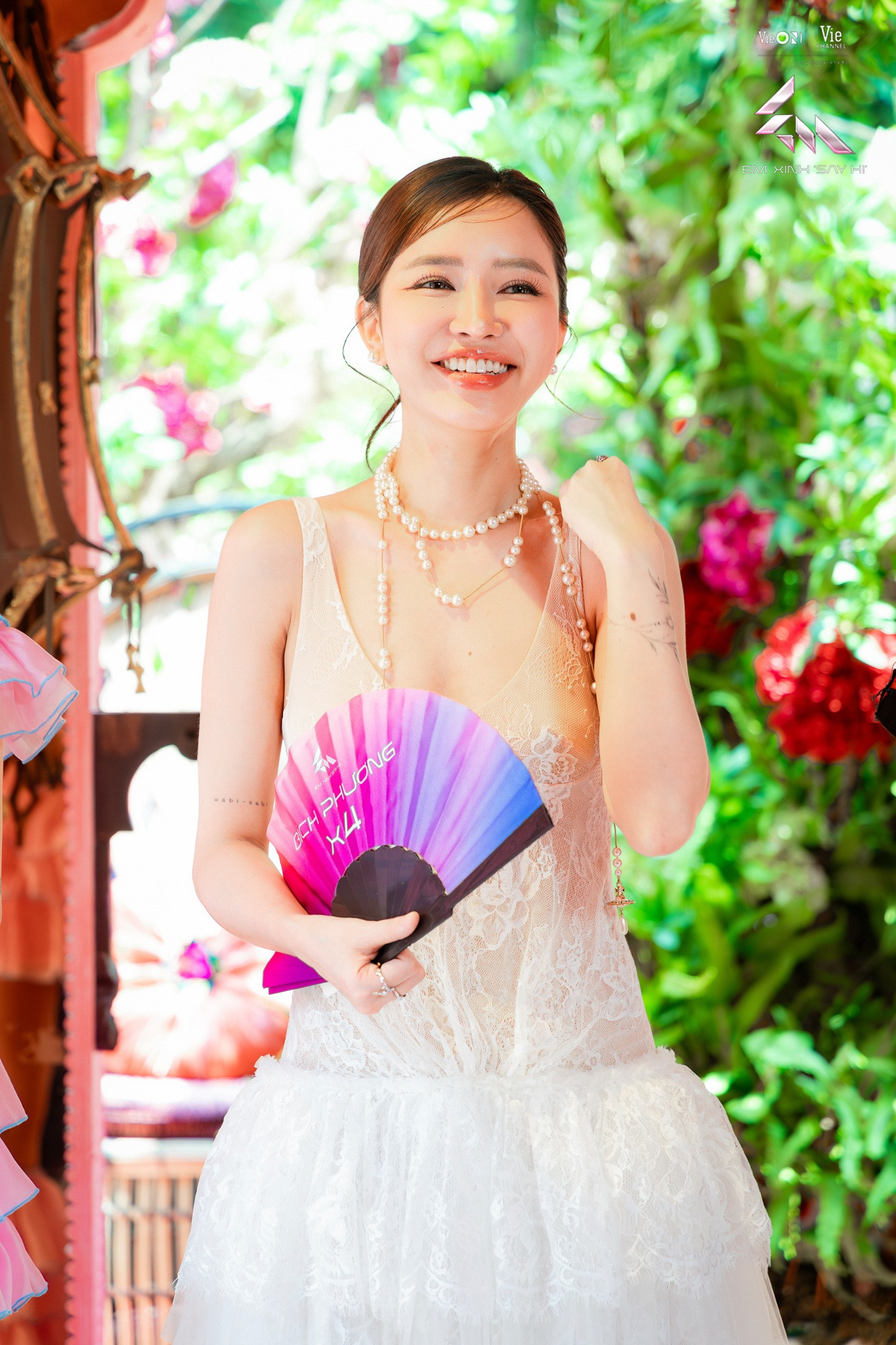 Bích Phương đẹp mặn mà trong cả hai tạo hình ở tập 3 Em Xinh &quot;Say Hi&quot;. Chị cả ưu ái lối trang điểm tông hồng căng bóng, style cổ điển.