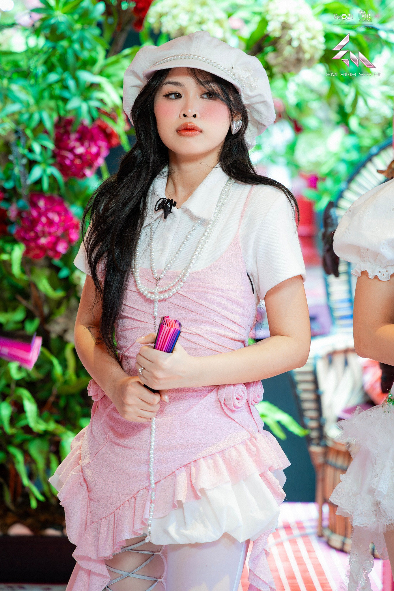 Liu Grace - 52Hz &quot;đụng hàng&quot; ý tưởng phối đồ trong vòng chia đội. Cả hai người chơi đều mặc áo hai dây bên ngoài sơ mi trắng, kết hợp cùng đầm phồng dáng bí ngô.