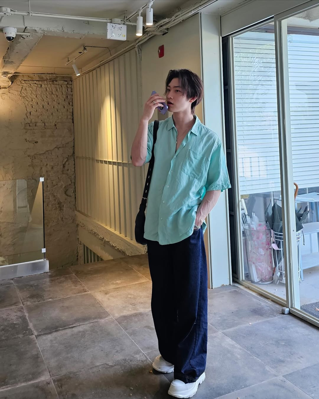 Nam diễn viên biến hóa đa dạng phong cách từ "chàng thơ" cho tới "dân chơi" trong thời trang thường ngày. Nam diễn viên biến hóa đa dạng phong cách từ "chàng thơ" cho tới "dân chơi" trong thời trang thường ngày.