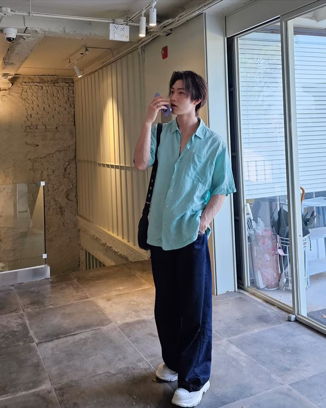 Nam diễn viên biến hóa đa dạng phong cách từ "chàng thơ" cho tới "dân chơi" trong thời trang thường ngày.