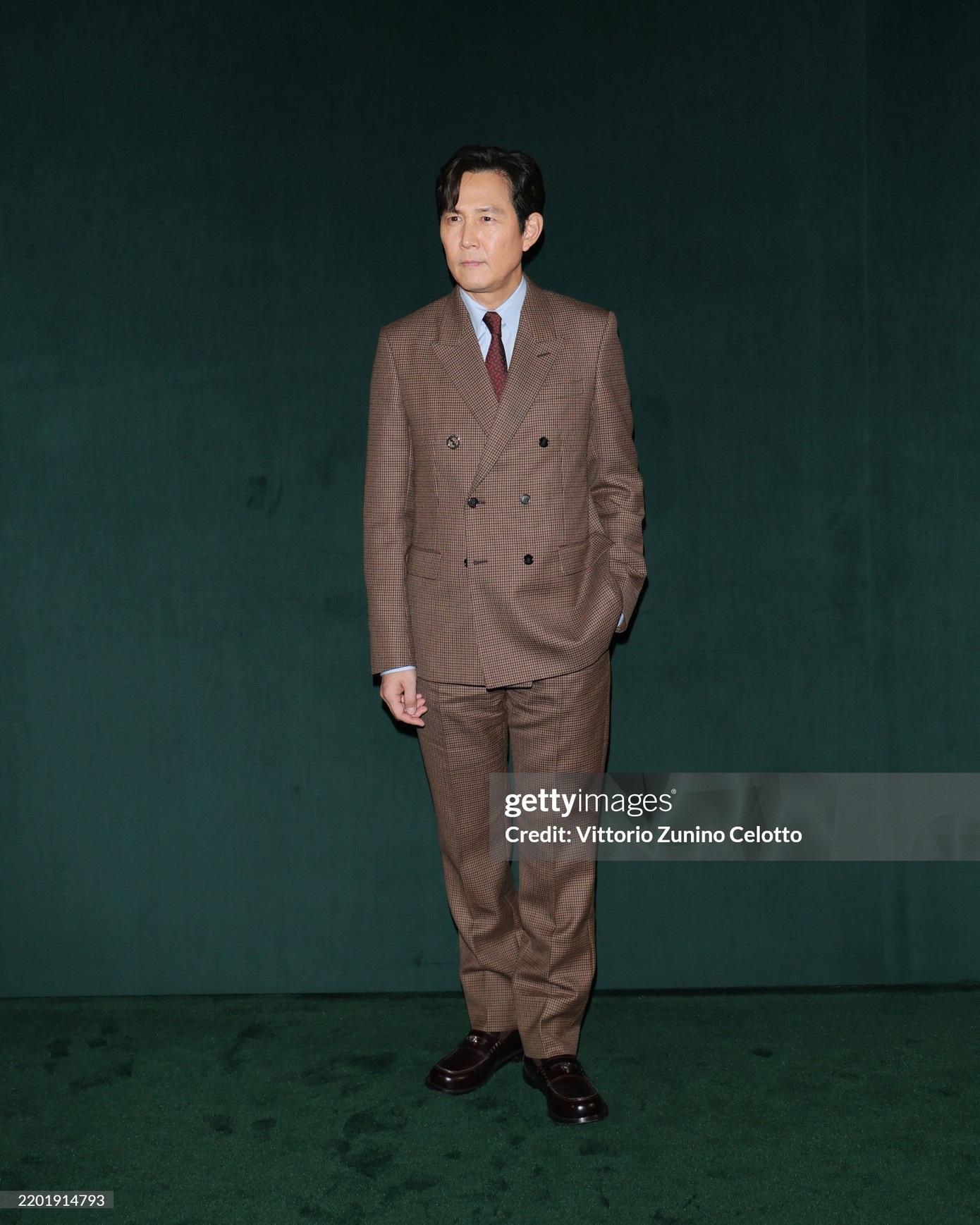 Tài tử Squid Game định hình phong cách &quot;giàu ngầm&quot; qua tông màu trang phục nhã nhặn, tạo điểm nhấn ở phụ kiện kính mắt, cà vạt sáng màu.