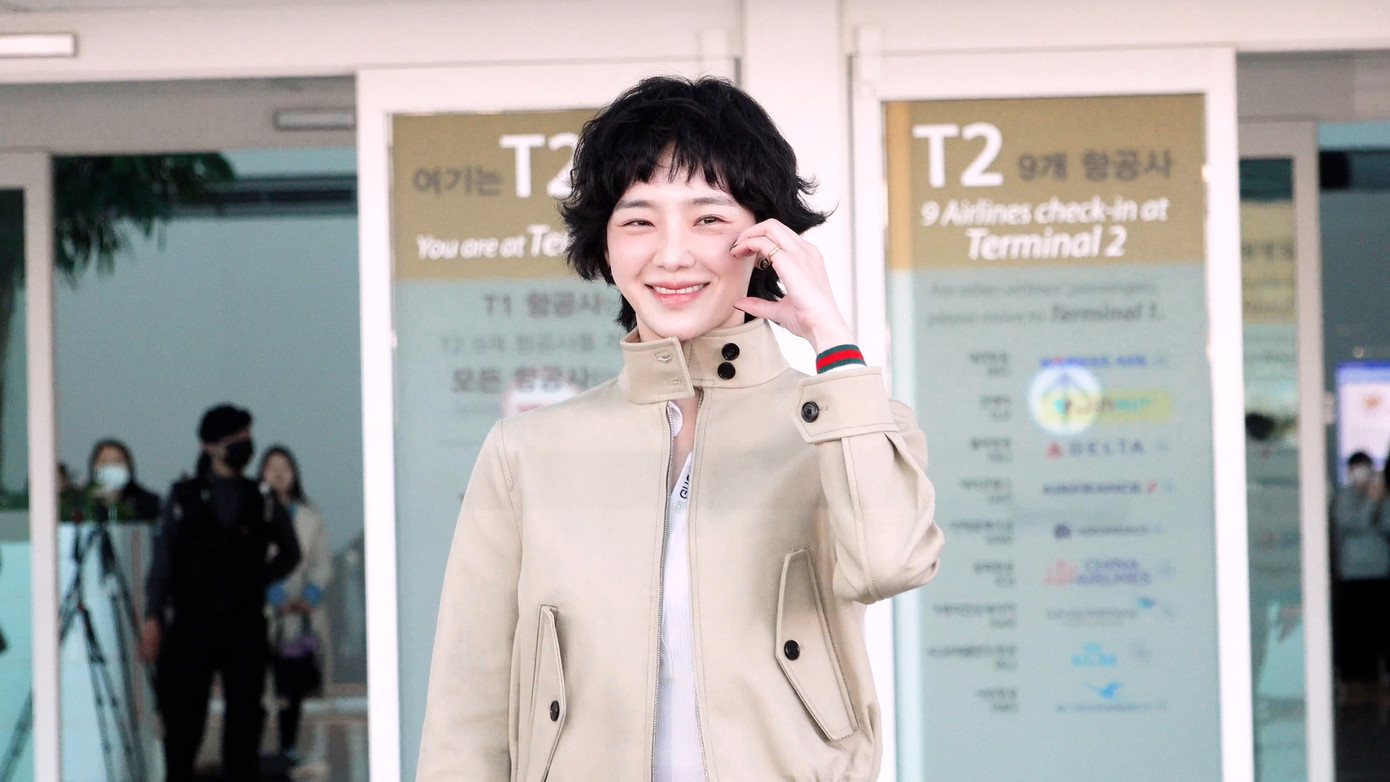 Park Gyu Young rạng rỡ tại sân bay khởi hành sang Ý, dự show Gucci với tư cách đại sứ toàn cầu.