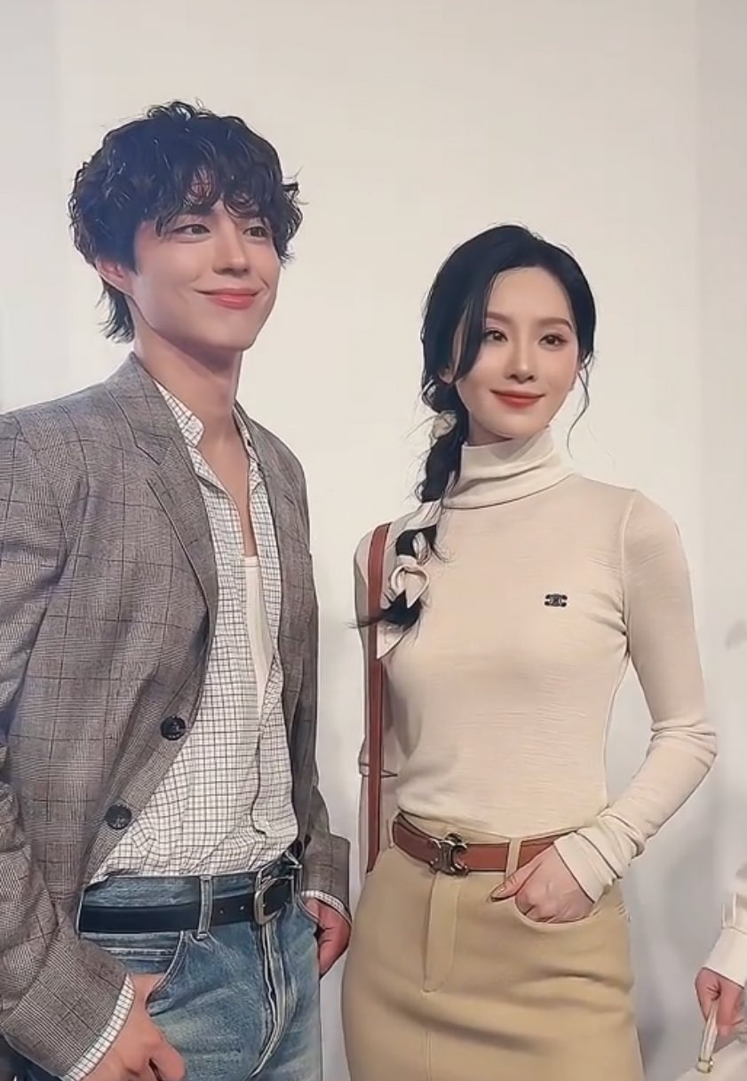 Những khung hình &quot;gấp đôi, gấp ba visual&quot; của các đại sứ toàn cầu châu Á nhanh chóng phủ sóng mạng xã hội, trở thành đề tài hút thảo luận.