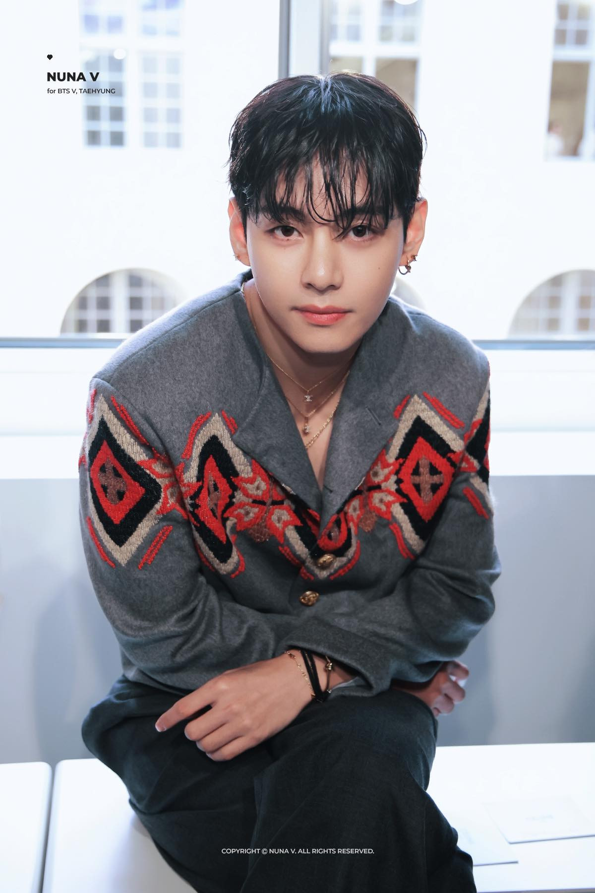 Khoảnh khắc tương tác giữa V BTS và &quot;bà đầm thép&quot; Anna Wintour là chủ đề được bàn tán sôi nổi trên các nền tảng mạng xã hội.