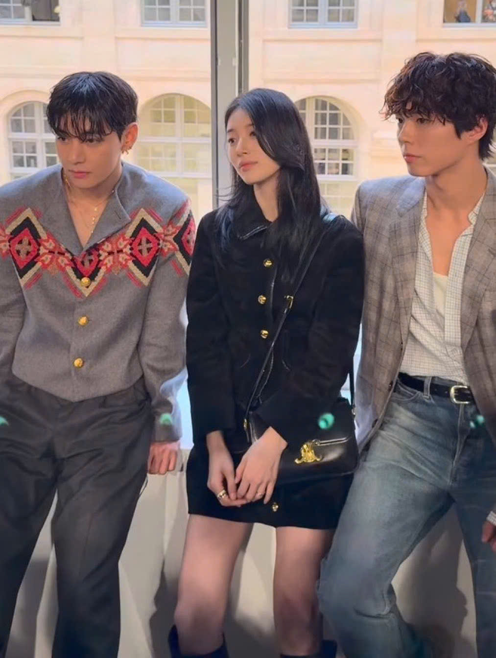 Những khung hình &quot;gấp đôi, gấp ba visual&quot; của các đại sứ toàn cầu châu Á nhanh chóng phủ sóng mạng xã hội, trở thành đề tài hút thảo luận.