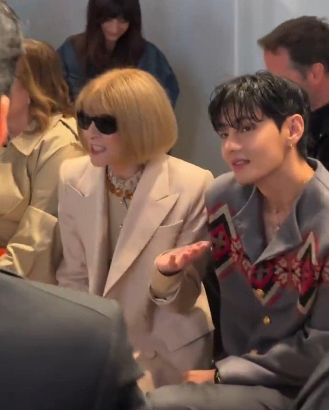 Khoảnh khắc tương tác giữa V BTS và &quot;bà đầm thép&quot; Anna Wintour là chủ đề được bàn tán sôi nổi trên các nền tảng mạng xã hội.