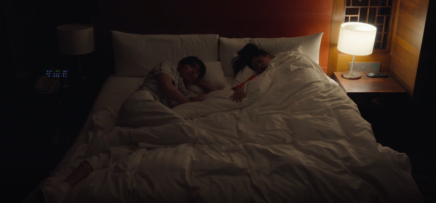 Bối cảnh trò chuyện trên cùng một chiếc giường của hai người chơi một lần nữa được tái hiện. Bối cảnh trò chuyện trên cùng một chiếc giường của hai người chơi một lần nữa được tái hiện.