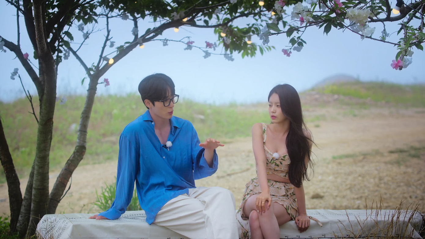 Trở về từ Đảo Thiên Đường, Dong Ho tìm tới A Rin đầu tiên. Anh tường thuật tình hình, trấn an bạn gái.