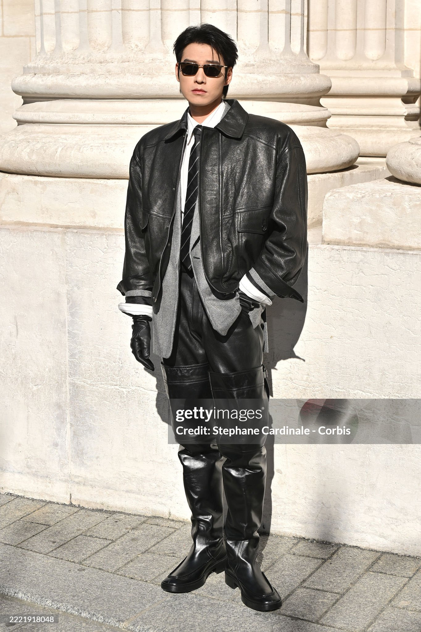 Ngụy Đại Huân mang tới bản phối vừa lịch lãm vừa gai góc tới dự show Saint Laurent. Điểm sáng của outfit nằm ở lối phối trang phục nhiều lớp, phần cầu vai nhô cao quyền lực. Ngụy Đại Huân mang tới bản phối vừa lịch lãm vừa gai góc tới dự show Saint Laurent. Điểm sáng của outfit nằm ở lối phối trang phục nhiều lớp, phần cầu vai nhô cao quyền lực.