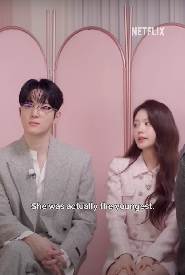 So sánh sự khác nhau của Dong Ho khi ngồi cạnh A Rin và Hae Lin.