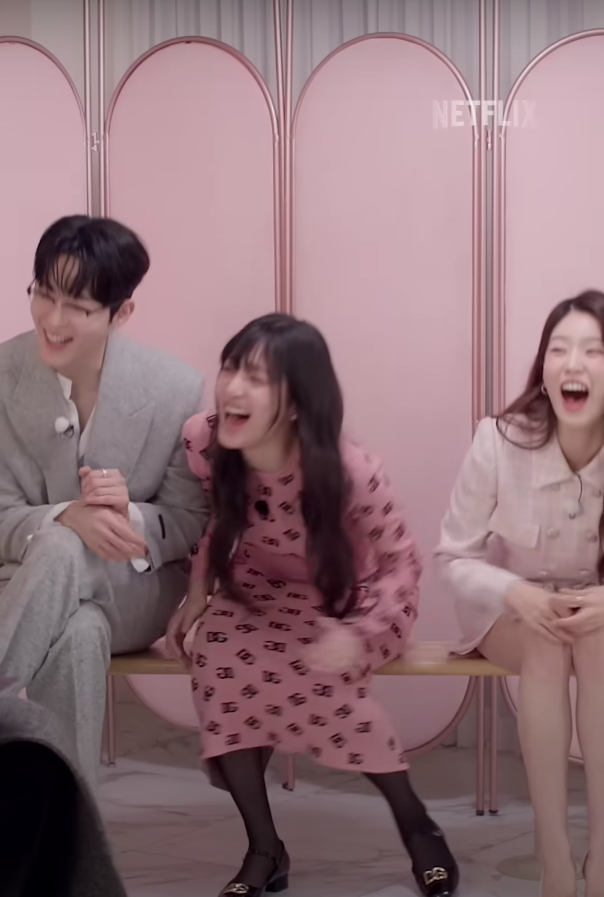 So sánh sự khác nhau của Dong Ho khi ngồi cạnh A Rin và Hae Lin.