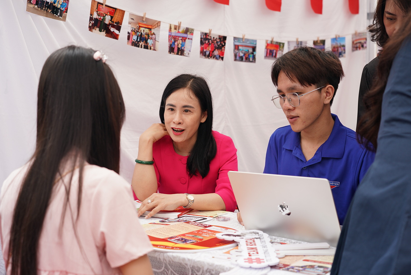 Giảng viên và sinh viên Học viện tư vấn, đồng hành với học sinh trên hành trình lựa chọn ngành học, chọn trường học. Giảng viên và sinh viên Học viện tư vấn, đồng hành với học sinh trên hành trình lựa chọn ngành học, chọn trường học.