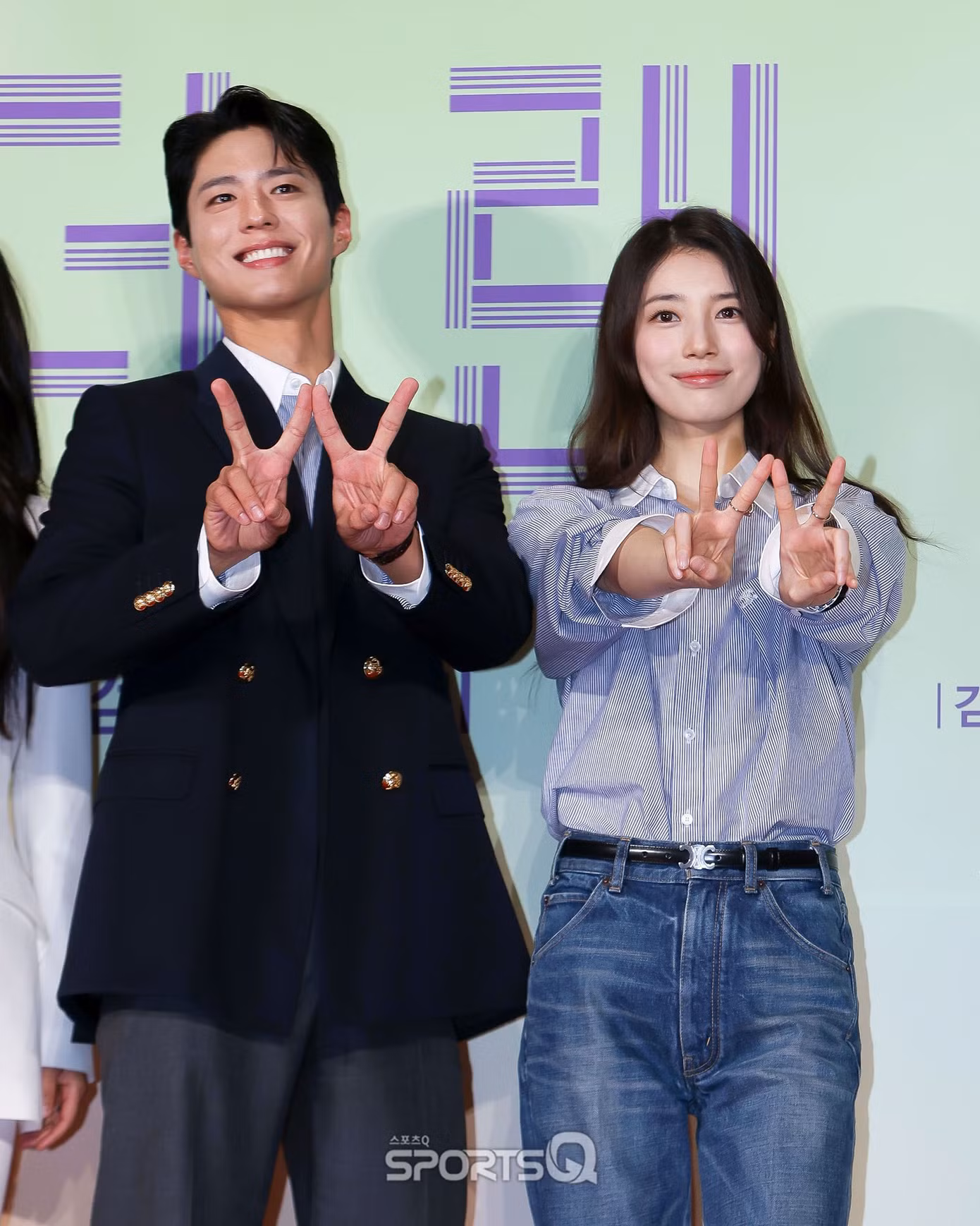 Suzy và Park Bo Gum "nên duyên" trong dự án điện ảnh Wonderland, hiện cùng nắm giữ danh phận đại sứ nhà mốt Celine. Suzy và Park Bo Gum "nên duyên" trong dự án điện ảnh Wonderland, hiện cùng nắm giữ danh phận đại sứ nhà mốt Celine.