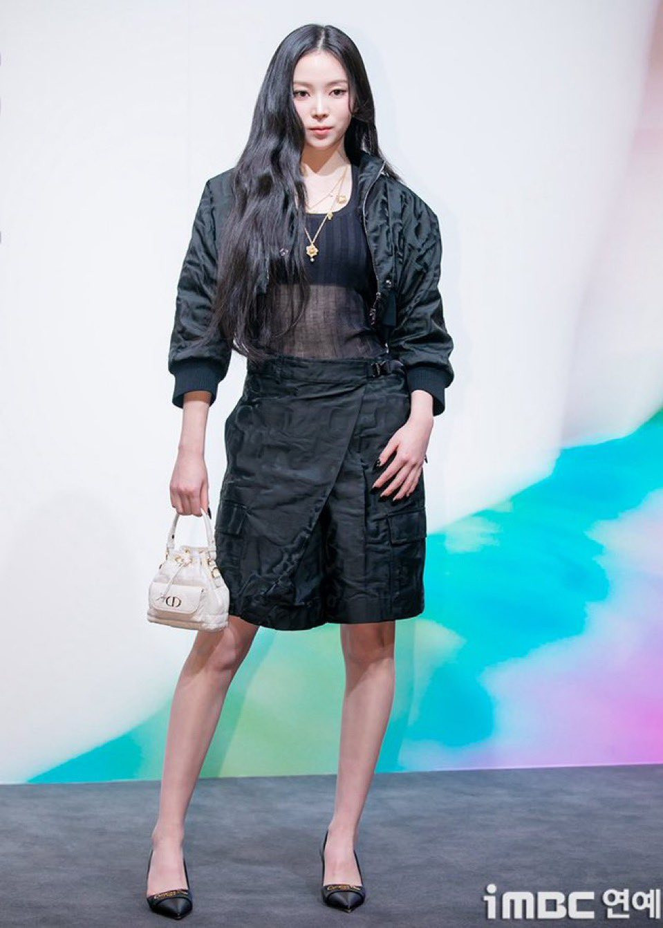 Vẻ ngoài cá tính của Narin MEOVV được khen ngợi.