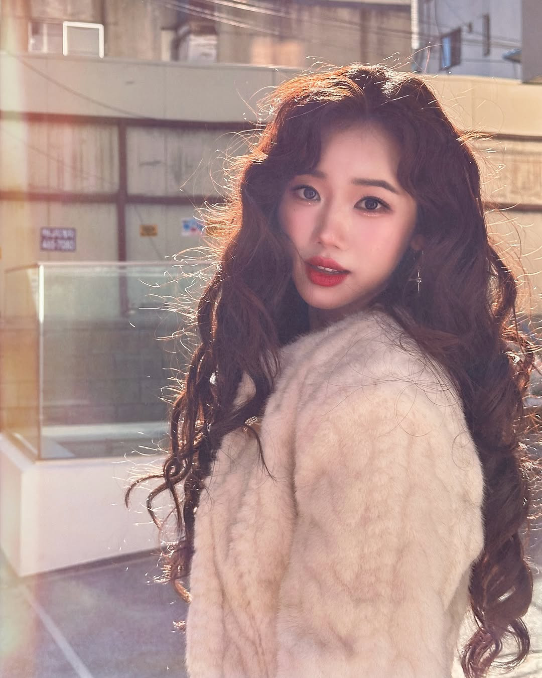 Thời trang dạo phố, du lịch của nữ vlogger Gen Z trở nên táo bạo, sành điệu hơn.