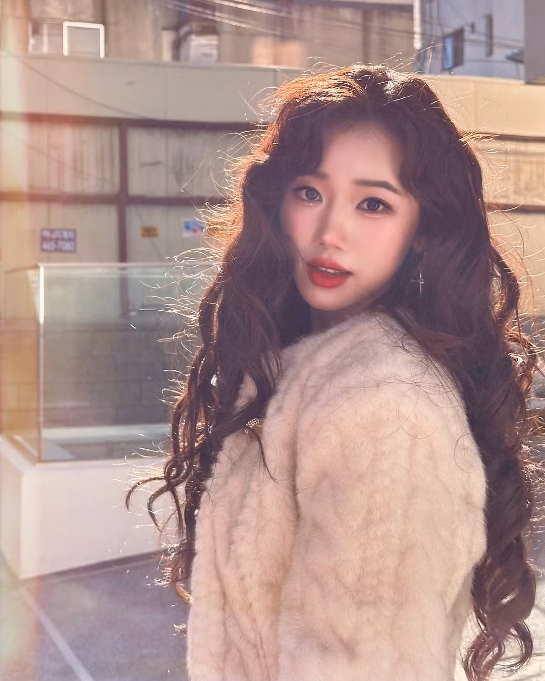 Thời trang dạo phố, du lịch của nữ vlogger Gen Z trở nên táo bạo, sành điệu hơn.