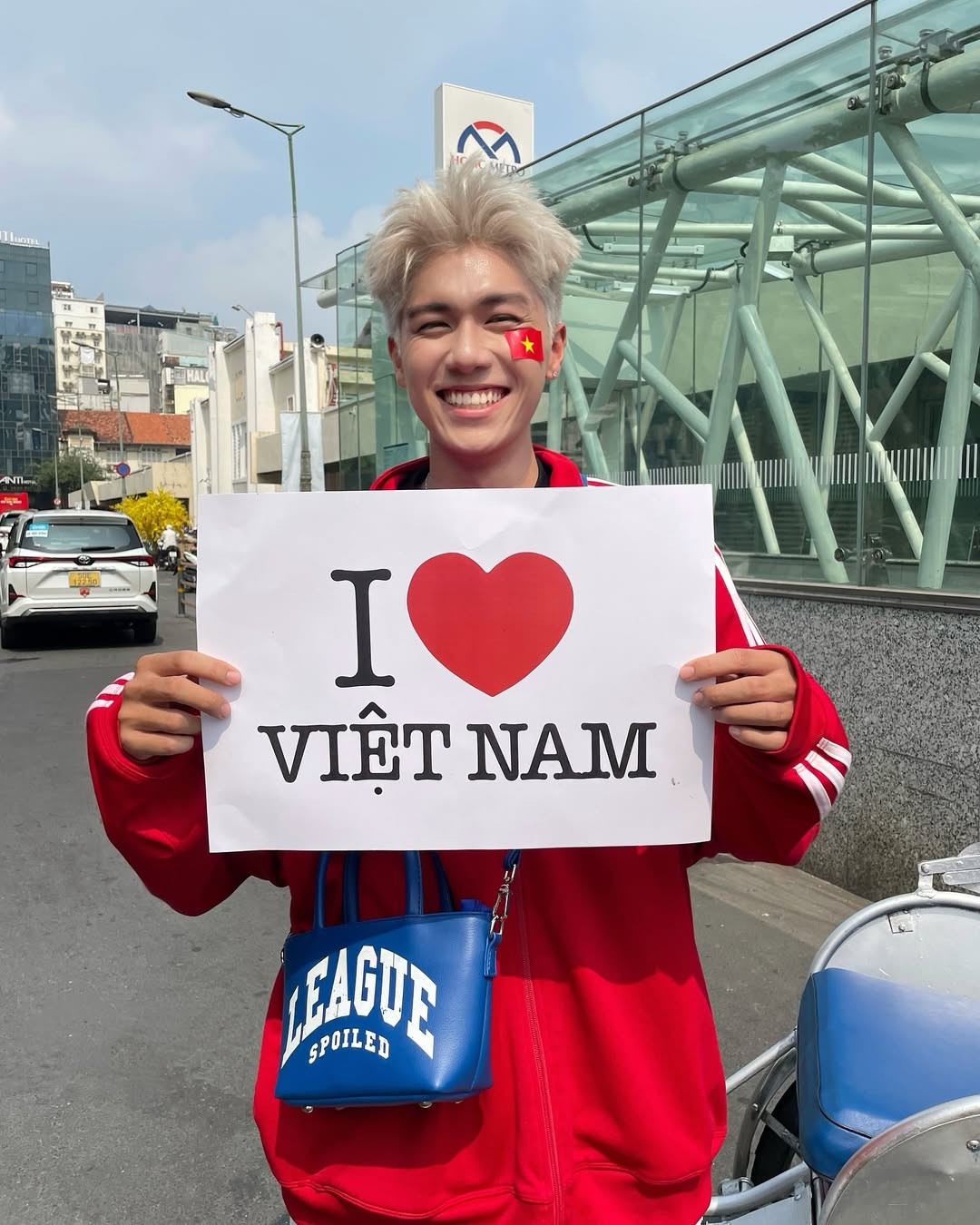 Netizen đùa mái tóc tẩy vuốt ngược của Hào Lý trông như cây cọ trang điểm. Trong các livestream trò chuyện với người theo dõi hay khi tham gia phiên live bán hàng, mỹ nam Gen Z "hút fan" với tính cách "tẻn tẻn". Netizen đùa mái tóc tẩy vuốt ngược của Hào Lý trông như cây cọ trang điểm. Trong các livestream trò chuyện với người theo dõi hay khi tham gia phiên live bán hàng, mỹ nam Gen Z "hút fan" với tính cách "tẻn tẻn".