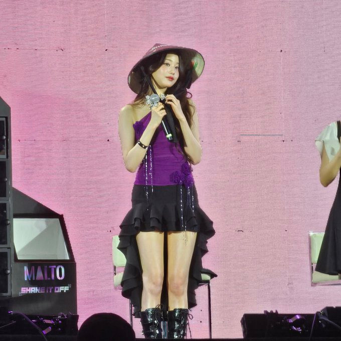 Khoảnh khắc hai mỹ nhân Hàn Quốc mặc trang phục &quot;na ná&quot; nhau của thương hiệu nội địa, đội nón lá giao lưu khiến fan Việt thích thú.