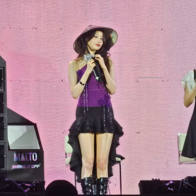 Khoảnh khắc hai mỹ nhân Hàn Quốc mặc trang phục "na ná" nhau của thương hiệu nội địa, đội nón lá giao lưu khiến fan Việt thích thú.