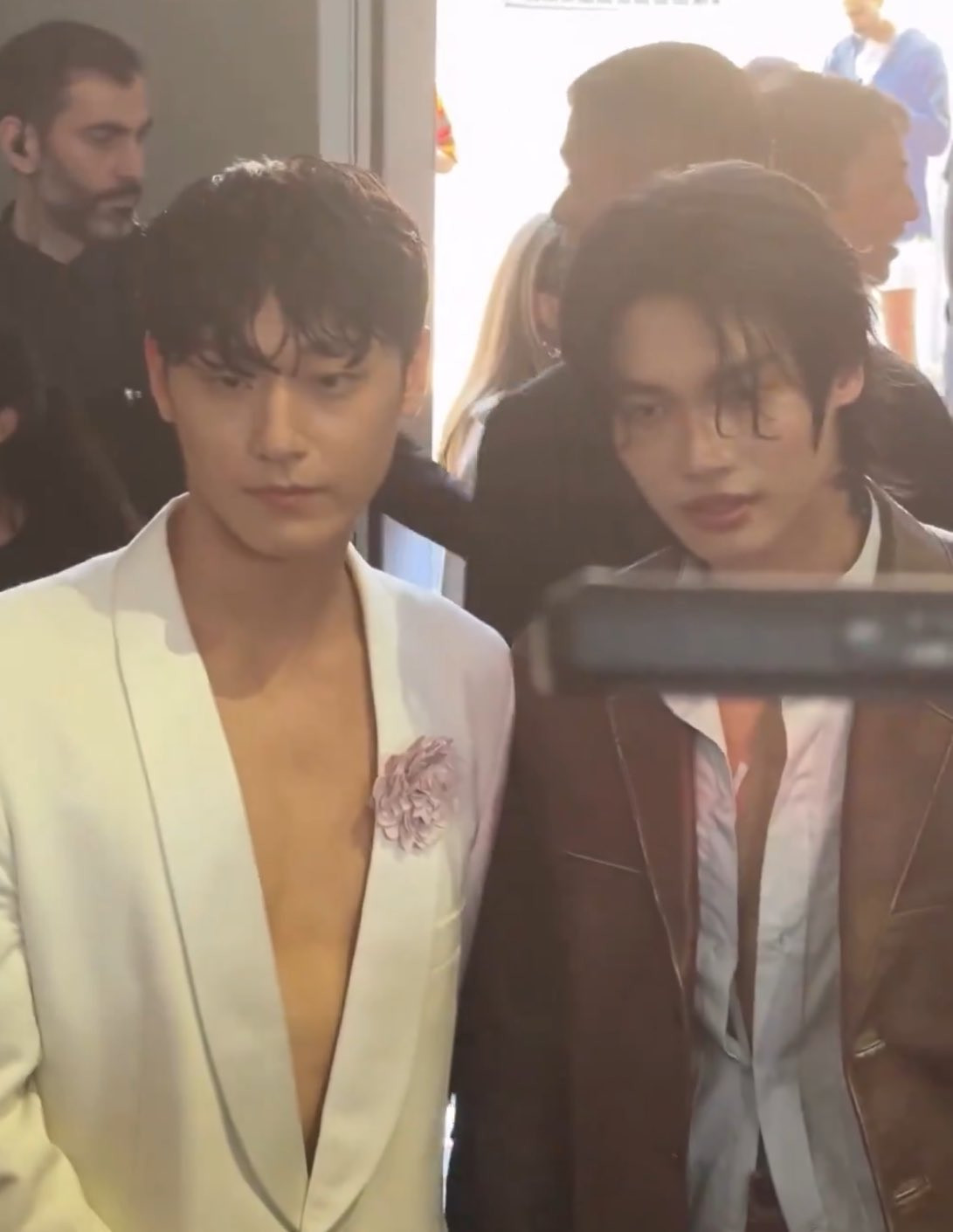 Win Metawin chung khung hình cùng Kai EXO, Lee Do Hyun, Kentaro Sakaguchi tại sự kiện.