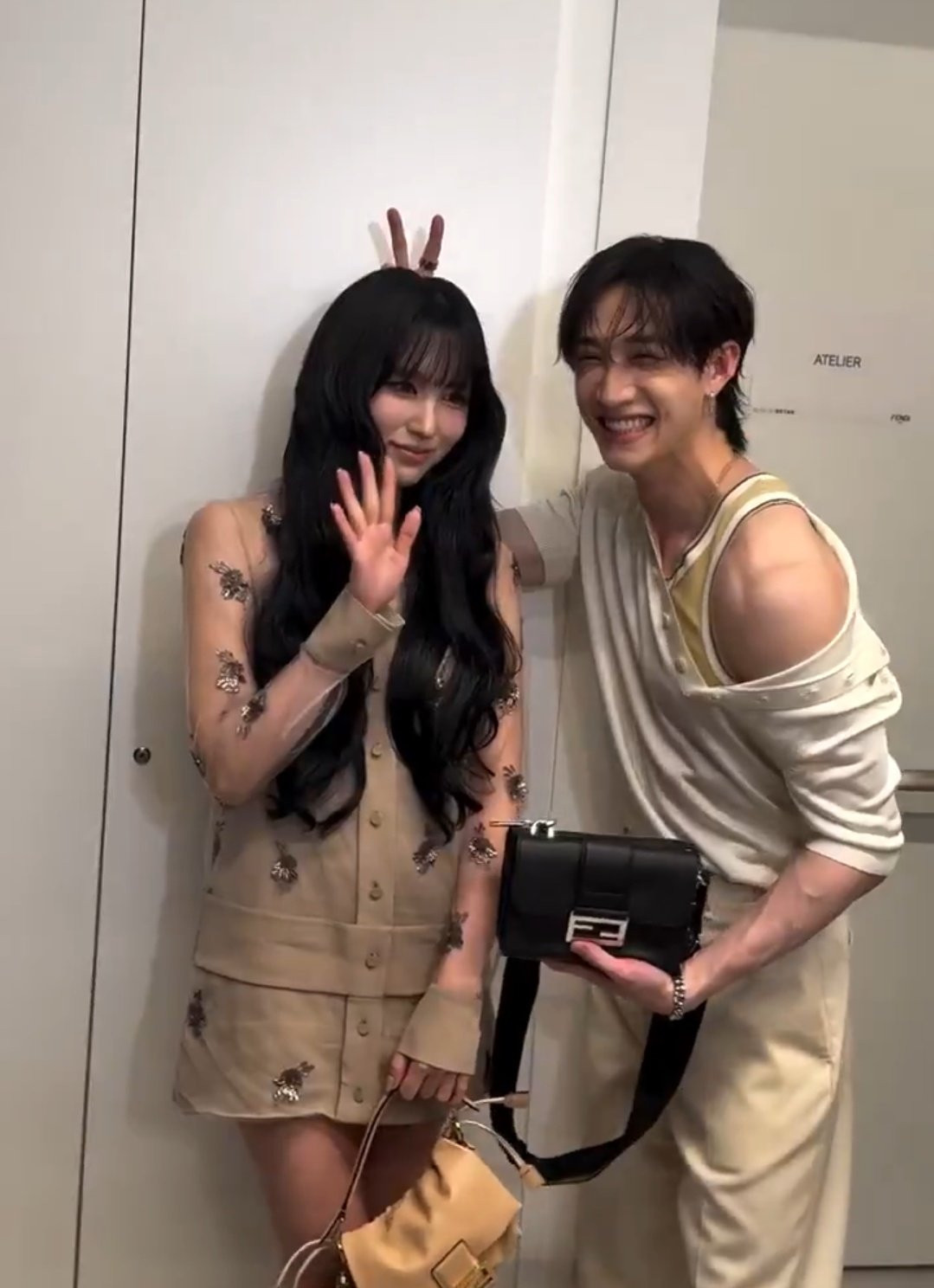 Bộ đôi "gà nhà JYP" Bang Chan Stray Kids và Mina TWICE có khoảng khắc tương tác dễ thương tại sự kiện của nhà mốt Fendi. Bộ đôi "gà nhà JYP" Bang Chan Stray Kids và Mina TWICE có khoảng khắc tương tác dễ thương tại sự kiện của nhà mốt Fendi.