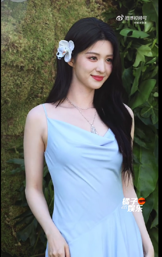 Vương Sở Nhiên lựa chọn tạo hình gam màu xanh dương dịu mắt. Visual rạng rỡ của mỹ nhân 26 tuổi hút hàng chục nghìn lượt "thả tim" trên mạng xã hội.