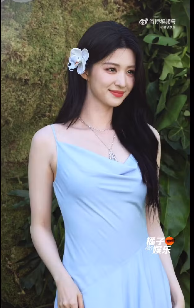 Vương Sở Nhiên lựa chọn tạo hình gam màu xanh dương dịu mắt. Visual rạng rỡ của mỹ nhân 26 tuổi hút hàng chục nghìn lượt "thả tim" trên mạng xã hội.