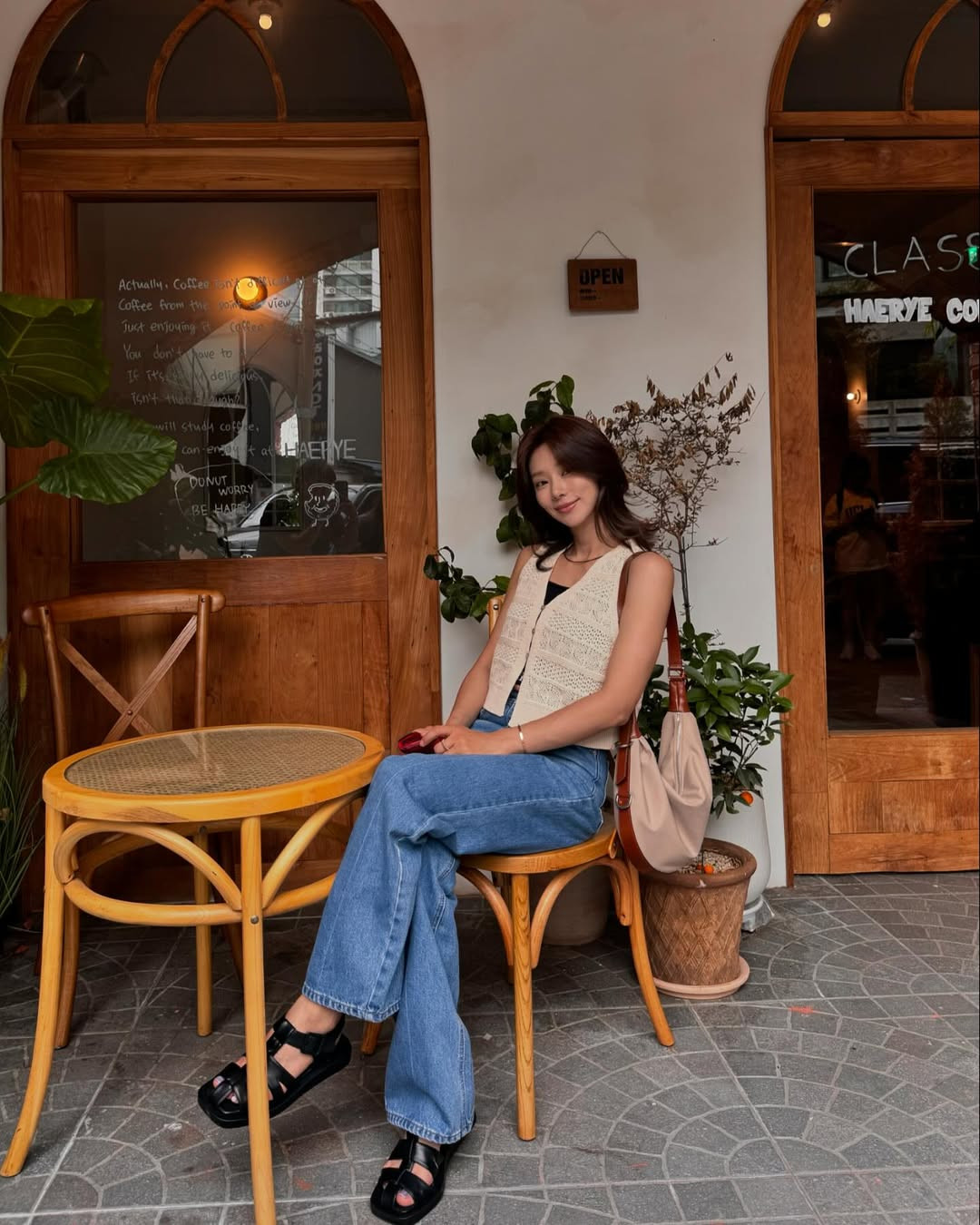 Phong cách thanh lịch, năng động của nữ chính Kang Han Deul tương đồng với gu thời trang thường ngày của Lee Joo Bin. Phong cách thanh lịch, năng động của nữ chính Kang Han Deul tương đồng với gu thời trang thường ngày của Lee Joo Bin.