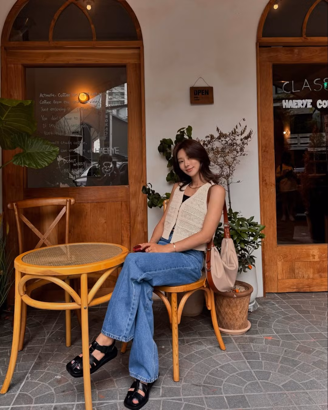 Phong cách thanh lịch, năng động của nữ chính Kang Han Deul tương đồng với gu thời trang thường ngày của Lee Joo Bin.